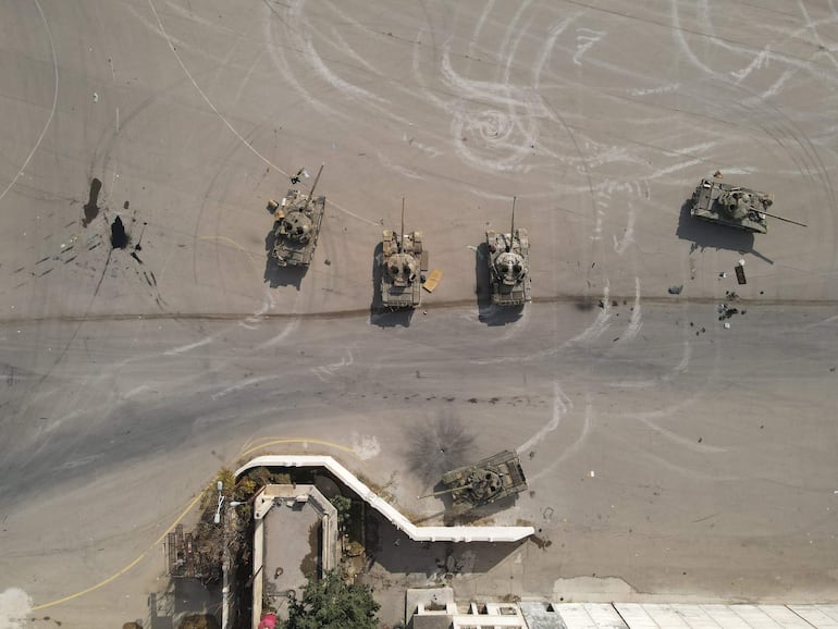 Tanques del gobierno sirio dañados en el aeropuerto militar de Mezzeh en Damasco, Siria.