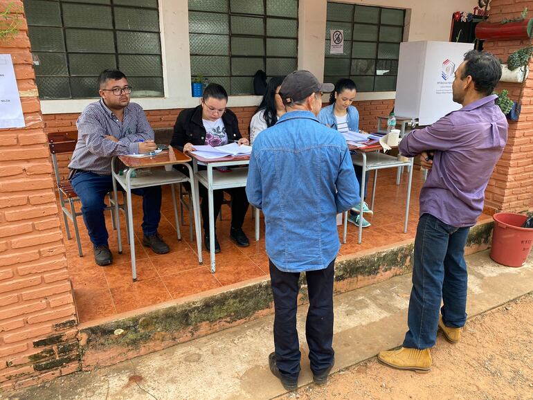 En las elecciones internas del PLRA y la ANR que se realizan en San Alfredo, hasta el momento no se han registrado incidentes.