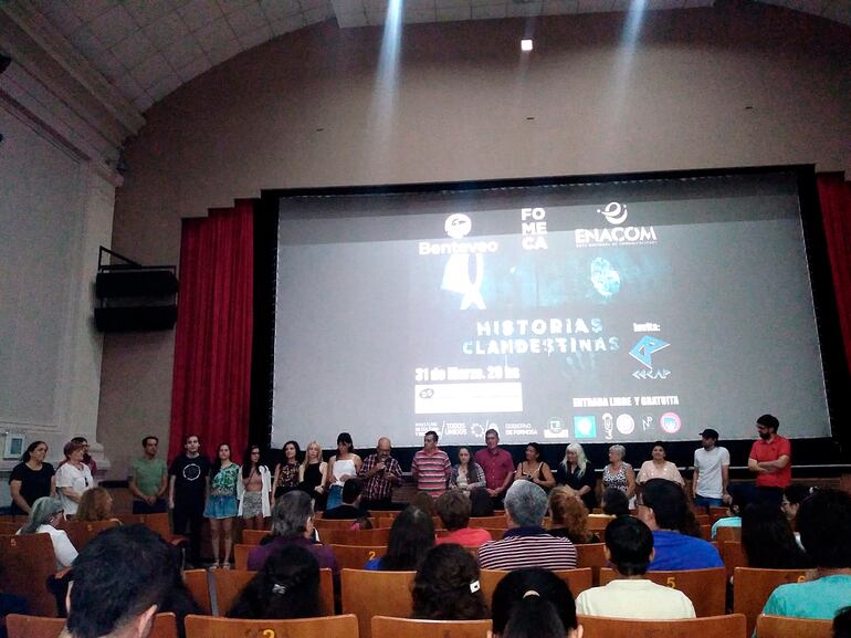 Imagen de la proyección de la serie "Historias clandestinas" en el cine-teatro Italia de la ciudad de Formosa.