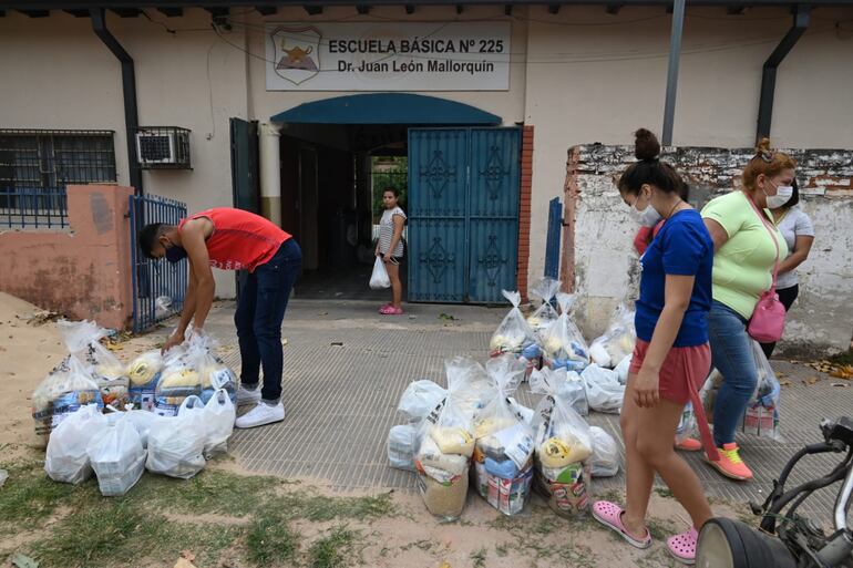 El Ministerio de Educación y Ciencias (MEC) entró este martes los kits de alimentos para las familias de los alumnos con un mes y medio de retraso en relación al último que había sido distribuido. Algunos padres volvieron a hacer hincapié en la mala calidad de los productos entregados, especialmente los fideos, el aceite y las bananas.