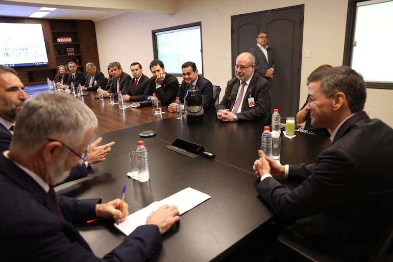 El presidente de la República, Santiago Peña, recibió en la víspera en la residencia presidencial de Mburuvicha Róga a los directores de ambas márgenes de Itaipú, y entre ellos también al presidente de la ANDE, Ing. Félix Sosa.