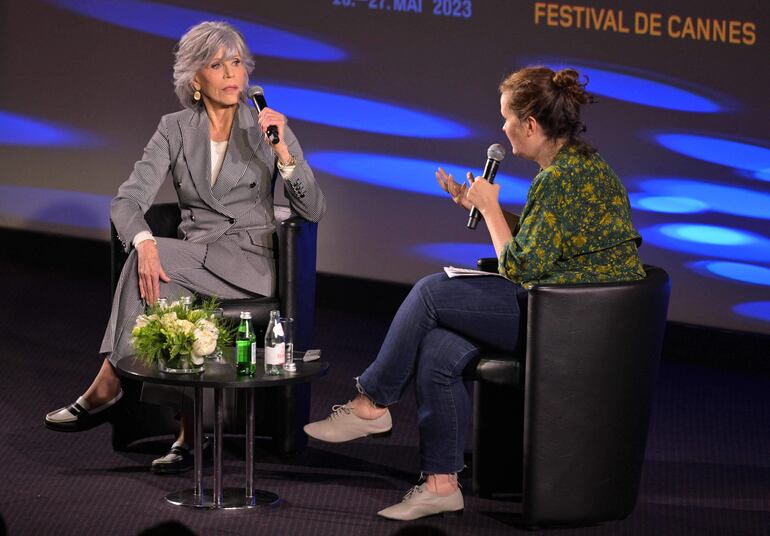 Jane Fonda conversa con la anfitriona del encuentro. 