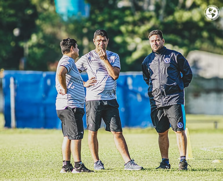 El entrenador de Sol de América, Troadio Duarte, en pleno análisis junto a sus colaboradores.