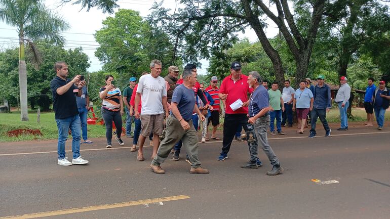 Momento en que manifestantes y un encargado de la obra casi llegan a los golpes.