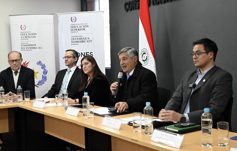 El ministro de Educación, Luis Fernando Ramírez, y el presidente del Cones y viceministro de Educación Superior, Federico Mora (der), presentaron a los miembros de la comisión de investigación de las carreras de Medicina.