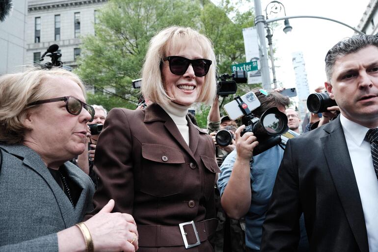 La escritora E. Jean Carroll sale de un tribunal de Manhattan después de que un jurado encontrara al expresidente Donald Trump responsable de abusar sexualmente de ella en una tienda por departamentos de Manhattan en la década de 1990 el 9 de mayo de 2023 en la ciudad de Nueva York.