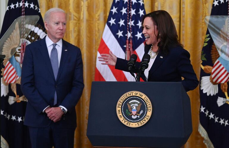  La vicepresidenta Kamala Harris habla mientras el presidente Joe Biden observa durante un evento para conmemorar la aprobación de la Ley del Día de la Independencia Nacional del 16 de junio, en el Salón Este de la Casa Blanca, el 17 de junio de 2021, en Washington.