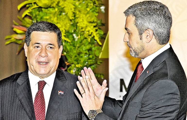 (Foto: Marzo de 2018). Horacio Cartes y Mario Abdo Benítez (d) tuvieron su último encuentro en los actos patrios del 15 de mayo de 2018, durante la transición. Desde entonces hablaron unas veces vía telefónica. Tras la amenaza de juicio político en 2019,  los colorados urgen “abrazo repúblicano” para ganar intendencias en noviembre de 2020.