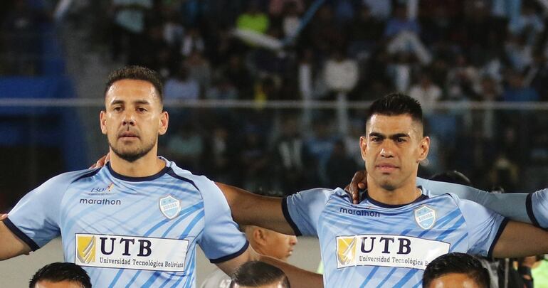 Merardo Robles y Nelson Amarilla, futbolistas paraguayos del Aurora de Bolivia.