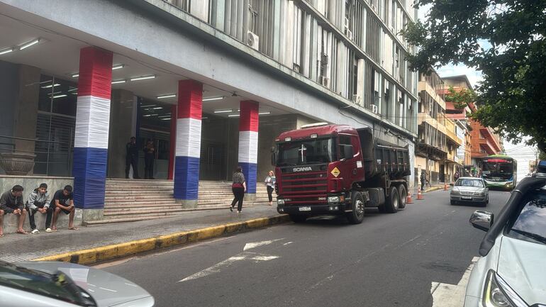 Los manifestantes llegaron con un camión tumba frente al MOPC.