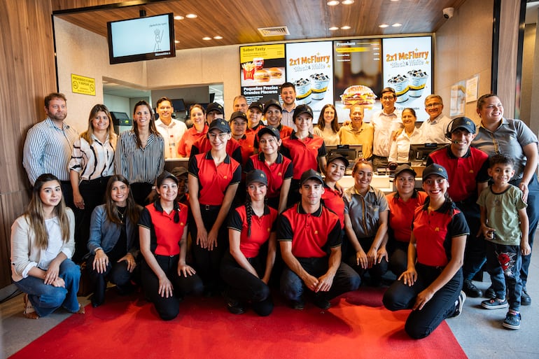 El gran equipo de McDonald's celebra esta nueva apertura en el país.