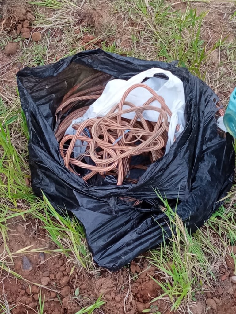 Un joven fue detenido con una bolsa cargada de cables extraídos del paseo central de la ruta PY03, a la altura de Limpio.