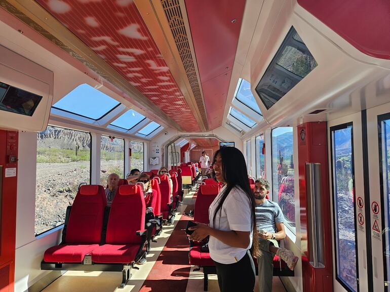 Una de las guías del tren solar brinda información a los pasajeros.