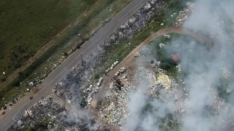 El incendio del vertedero obligó a la intervención de los bomberos en la mañana de este miércoles.