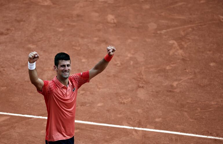 Novak Djokovic de Serbia reacciona después de ganar contra Casper Ruud de Noruega en su partido final masculino durante el torneo de tenis Grand Slam del Abierto de Francia en Roland Garros en París, Francia, el 11 de junio de 2023.