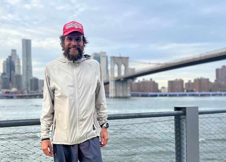 El deportista Jonas Deichmann, conocido por sus hazañas extremas y apodado como el "Forrest Gump alemán", concluyó el domingo su gira por Estados Unidos participando en la maratón de Nueva York.