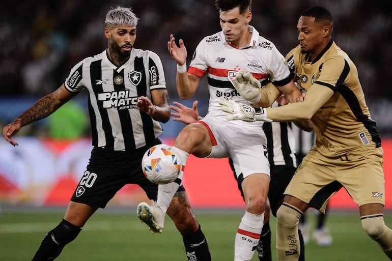 John (d) y Alexander Barboza (i) de Botafogo disputa un balón con Damián Bobadilla (c) de Sao Paulo este miércoles, en el partido de ida de cuartos de final de la Copa Libertadores entre Botafogo y Sao Paulo en el estadio Olímpico Nilton Santos en Río de Janeiro (Brasil).