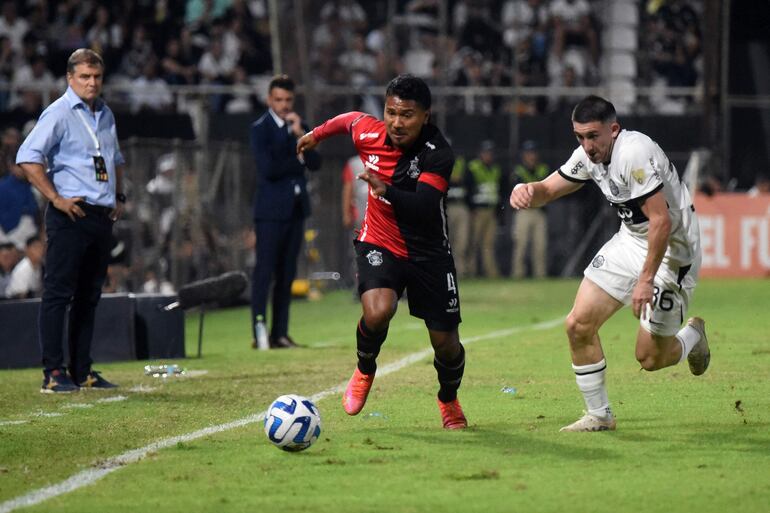 El defensor de Melgar, Elías Ramos (izq.), y el defensor argentino del Olimpia, Facundo Zabala, luchan por el balón durante el partido de vuelta de la fase de grupos de la Copa Libertadores entre el Olimpia de Paraguay y Melgar de Perú en el estadio Manuel Ferreira de Asunción, el 27 de junio de 2023.
