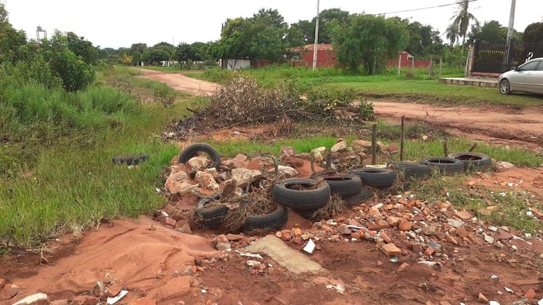 La falta de canalización y de limpieza de los caminos causa inundación de viviendas y dejan aisladas comunidades rurales, según las quejas.