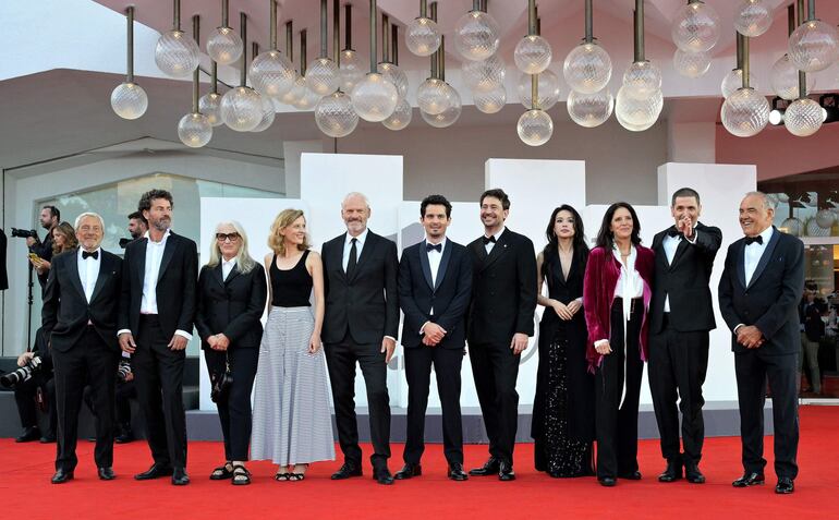 Roberto Cicutto, presidente de la Bienal de Venecia y los miembros del jurado de la Mostra: Saleh Bakri, Jane Campion, Mia Hansen-Love, Martin McDonagh, Damien Chazelle, Santiago Mitre, Shu Qi, Laura Poitras, Gabriele Mainetti y el director del festival Alberto Barbera. 