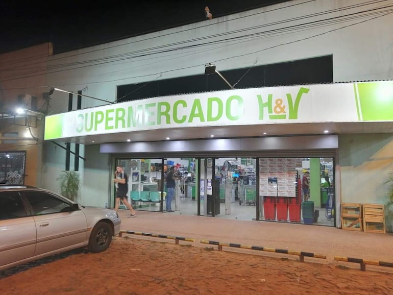 El asalto ocurrió al momento que se encontraban clientes en el interior del supermercado.