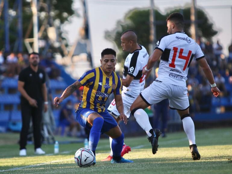 Fernando Cardozo (14) y Sergio Otálvaro presionan a un rival del Sportivo Luqueño en el partido de la jornada 15 del torneo Clausura 2021.