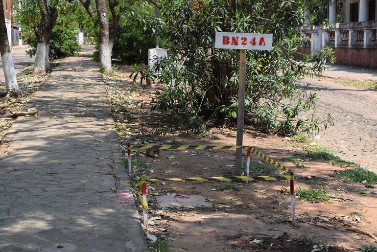 Una de las marcaciones hechas por topógrafos en la zona de exestación del tren en Areguá.