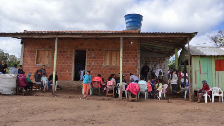 Familiares y amigos reunidos en el lugar de la tragedia para velar los restos del pequeño.