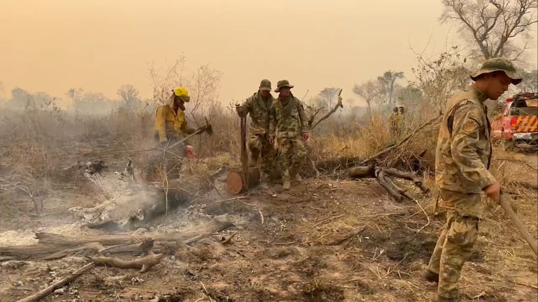 Bomberos y militares trabajan el martes en el combate al gran incendio forestal en la zona del cerro Chovoreca, en Alto Paraguay.