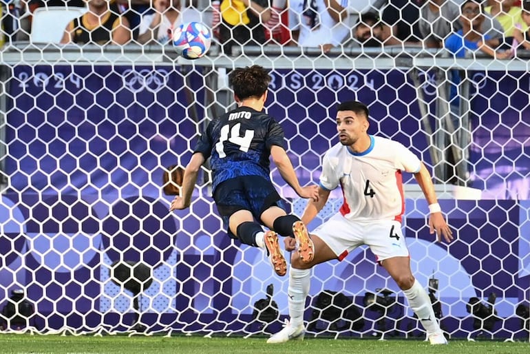 El mediocampista japonés Shunsuke Mito cabecea la pelota para meterle un gol al arquero Daniel Rivas, en el primer partido de Paraguay en París. 