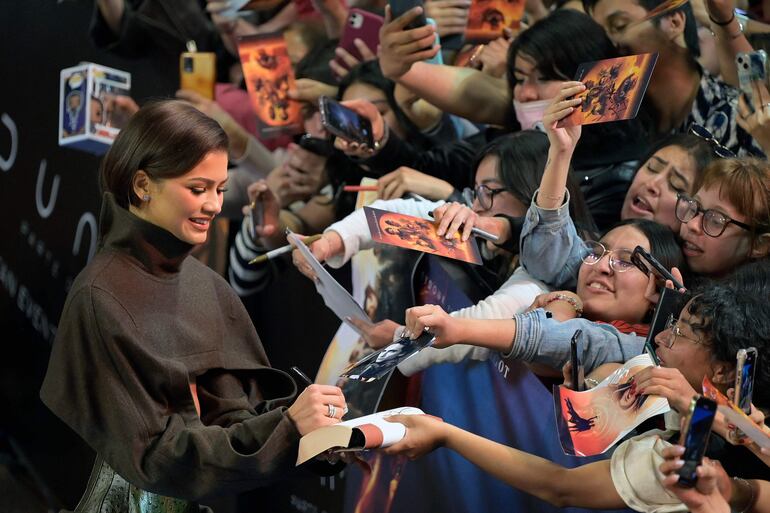 La actriz Zendaya firma autógrafos a sus fans durante la red carpet del filme "Dune: Parte 2" en Ciudad de México. (ALFREDO ESTRELLA / AFP)