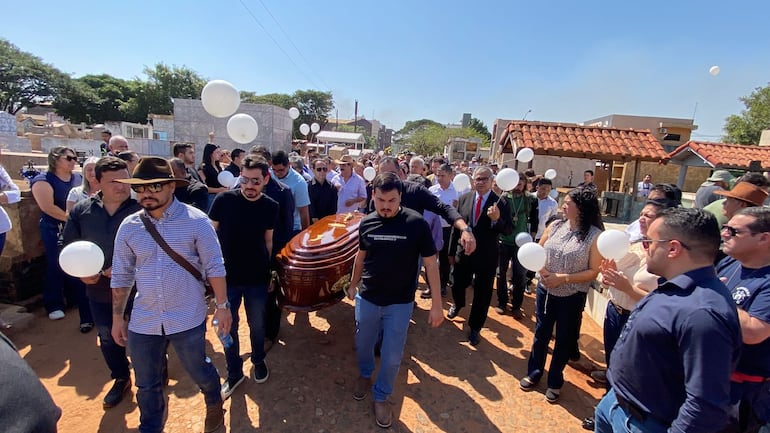 Cementerio de Pedro Juan Caballero. Con globos blancos acompañaron el ataúd del diputado cartista abatido en un tiroteo, Eulalio "Lalo" Gomes.