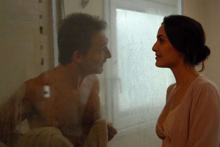 Adrián Suar y Julieta Díaz en una escena de Dos más dos (2012).