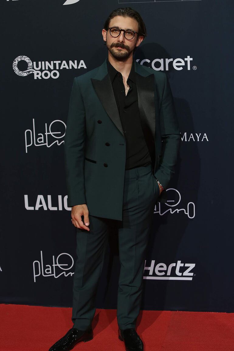 El actor mexicano Emiliano Zurita optó por un traje oscuro para asistir a los Premios Platino, anoche en Cancún (México). (EFE/Alonso Cupul)
