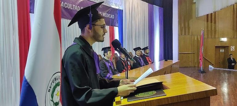 Iván Samuel Cardona, el mejor egresado de la Facultad de Ciencias Médicas de la Universidad Nacional de Asunción (UNA).