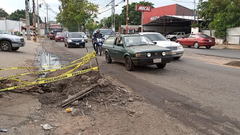 La calle Insaurralde y Avda.Mcal. López se encuentra obstruida por baches, y registros que se deben arreglar.