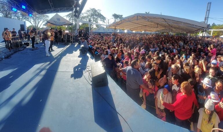 La estrella de la música del momento, Marilina, animó el karu guasu del domingo 27 de agosto en la Plaza Libertad.