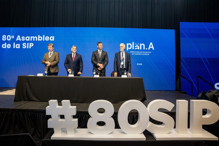 CÓRDOBA (ARGENTINA), 17/10/2024.- Fotografía cedida por la presidencia de Paraguay del presidente de Paraguay, Santiago Peña (2-d), junto a varios asistentes participando de la apertura de la 80 Asamblea de la Sociedad Interamericana de Prensa (SIP), este jueves, en Córdoba (Argentina). El presidente de Paraguay, Santiago Peña, denunció en el inicio de la 80 asamblea anual de la Sociedad Interamericana de Prensa (SIP), que Gobiernos "autocráticos" como el de Venezuela y Nicaragua han perseguido a periodistas hasta expulsarlos al exilio. EFE/ Presidencia De Paraguay SOLO USO EDITORIAL/SOLO DISPONIBLE PARA ILUSTRAR LA NOTICIA QUE ACOMPAÑA (CRÉDITO OBLIGATORIO)