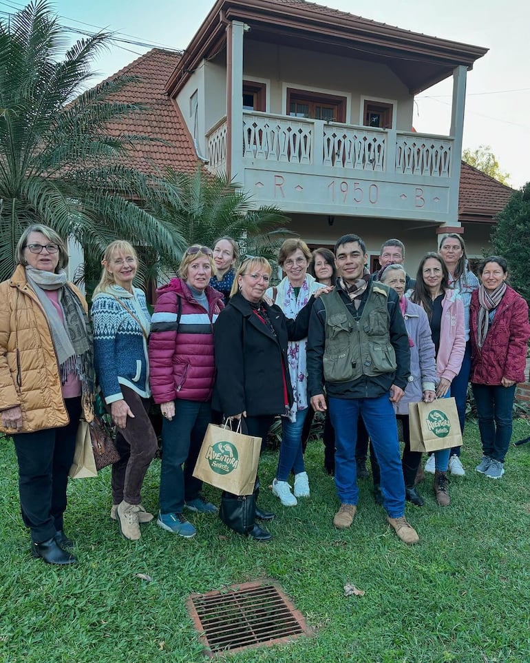 Imágenes de visitantes durante los recorridos de la Ruta de la Yerba Mate.