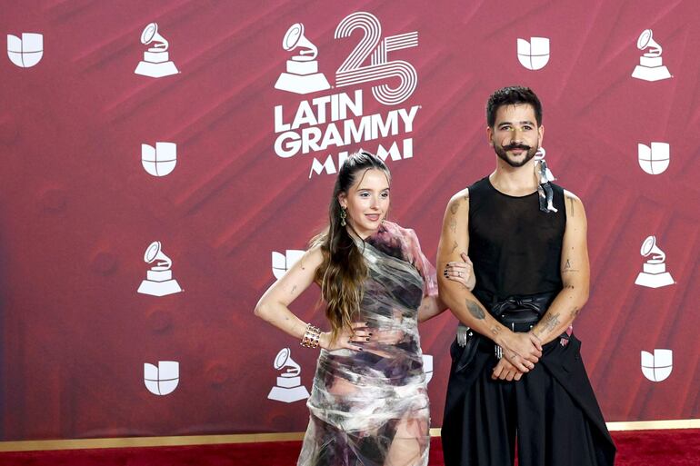 ¡Fiel a su estilo! La pareja de cantantes Evaluna Montaner y Camilo en la alfombra roja del Kaseya Center de Miami, Florida (Estados Unidos). (EFE/ Eva Marie Uzcátegui)
