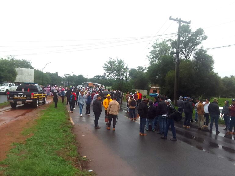 Otra manifestación organizada en la rotonda de la calle 6 mil por pobladores de la zona que también exigen asfaltado 