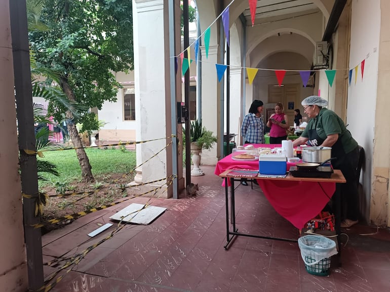 Como parte de la celebración por el Día Mundial del Correo se desarrolló una feria de comidas en Dinacopa, en el "Palacio Patri", sede de Dinacopa. La idea es confraternizar entre funcionarios, comentó la directora Nidia López.