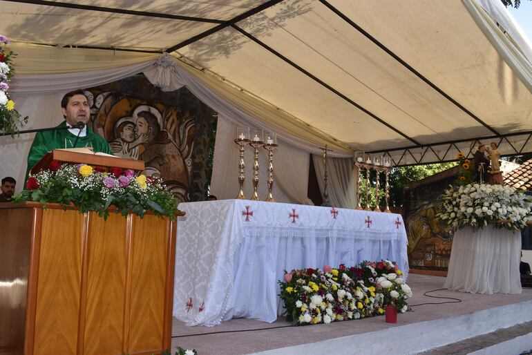 El representante del Papa en Paraguay, monseñor Vicenzo Turturro, presidió la misa novenario en honor a San Antonio de Padua en la ciudad homónima.