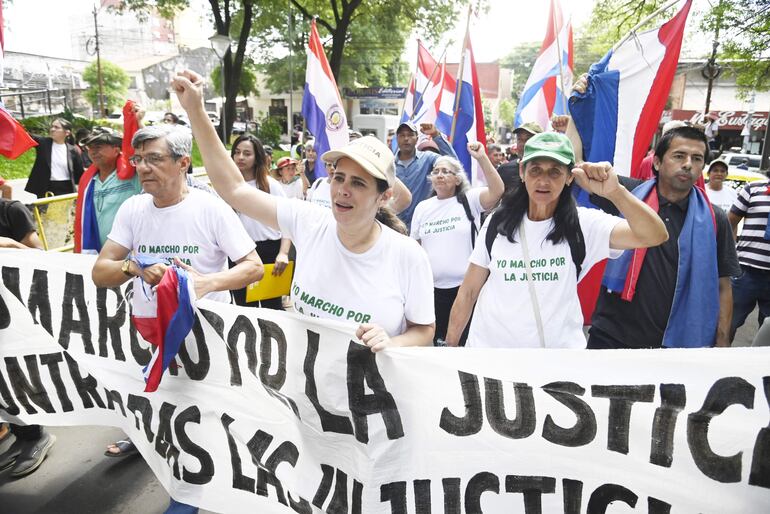 Kattya González, encabezando la marcha. 