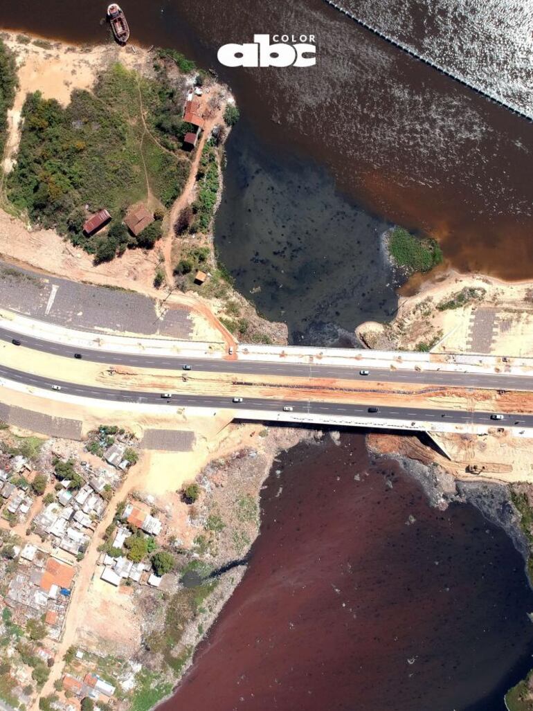 As&iacute; llega el agua del arroyo Mburica&oacute; al r&iacute;o Paraguay.&nbsp;