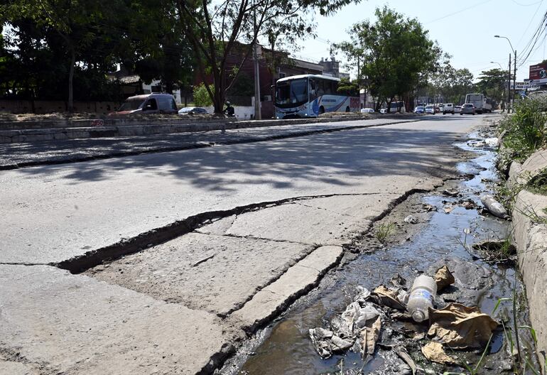 Hormigón hidráulico demuestra estar en mal estado y la obra ni siquiera fue entregada aún en avenida Fernando de la Mora. 