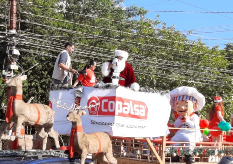 El Trineo de Santa llevó alegría y muchos regalos a niños y adultos de Capiatá, gracias a Copalsa.