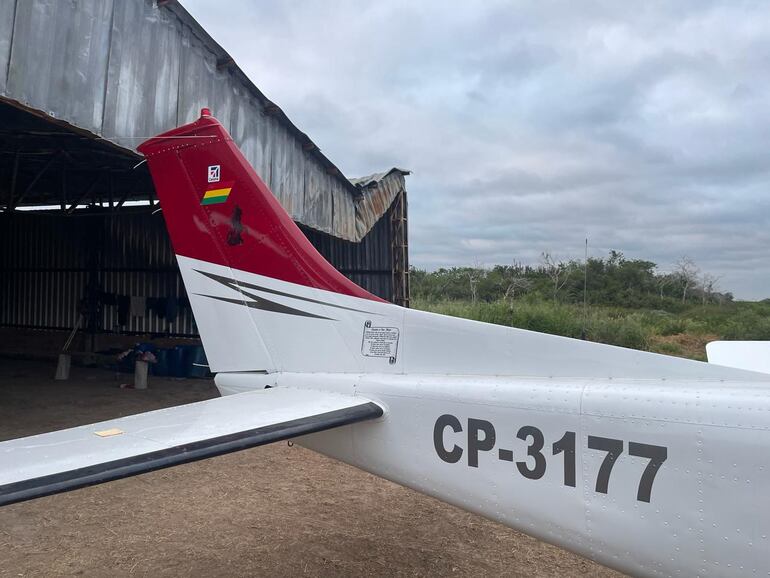 La aeronave tiene bandera boliviana.