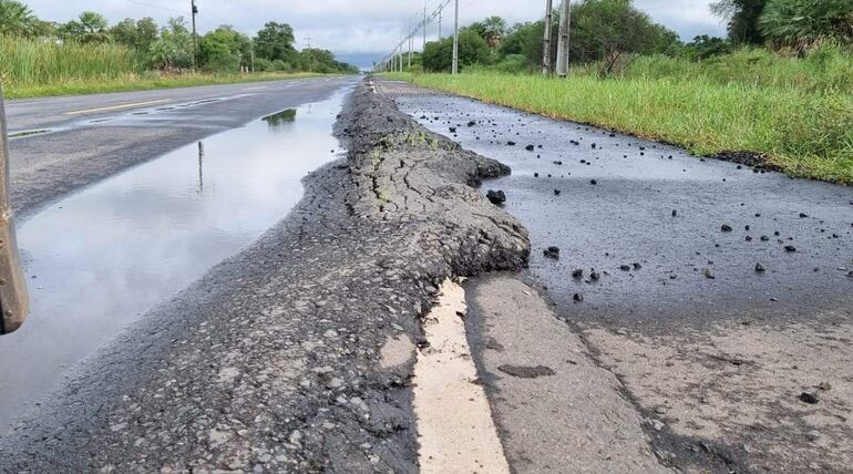 El asfalto tiene hundimientos y el agua se acumula en la calzada.