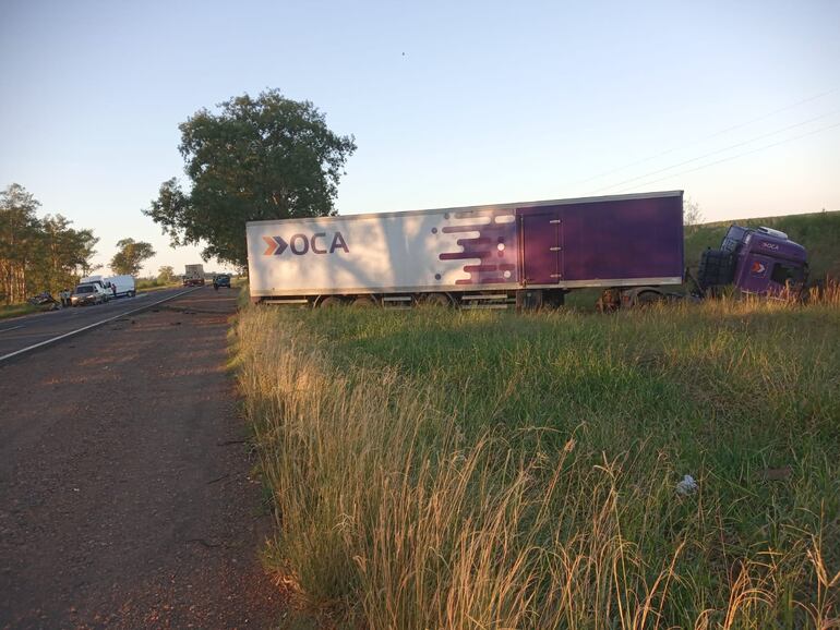 El camión que chocó con el automóvil con ocupantes paraguayos en el kilómetro 620 de la Ruta Nacional 14, en jurisdicción de Alvear, Argentina.